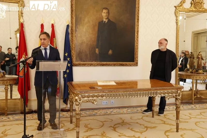 El alcalde de Salamanca, Carlos García Carbayo, ha entregado esta mañana el título de Huésped Distinguido de la ciudad al chef José Andrés. Foto de David Sañudo