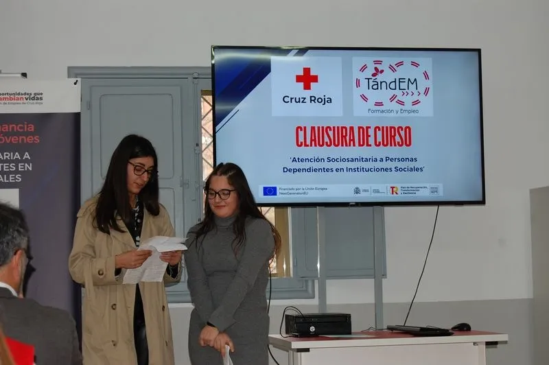 Un total de 15 personas jóvenes recibieron este jueves el certificado profesional para trabajar en centros y residencias