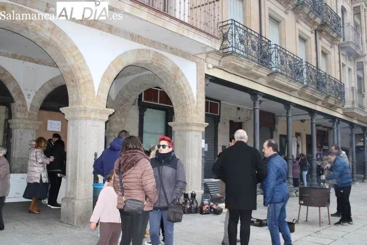 Foto 8 - Tradicional reparto de casta&ntilde;as y chocolate&nbsp;de Manos Unidas