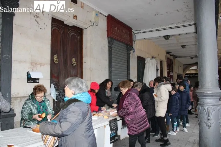 Foto 7 - Tradicional reparto de casta&ntilde;as y chocolate&nbsp;de Manos Unidas