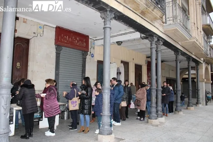 Foto 6 - Tradicional reparto de casta&ntilde;as y chocolate&nbsp;de Manos Unidas