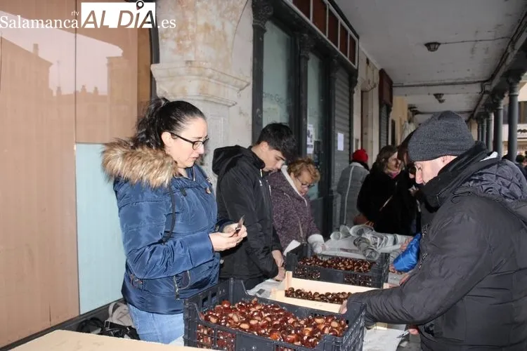 Foto 5 - Tradicional reparto de casta&ntilde;as y chocolate&nbsp;de Manos Unidas
