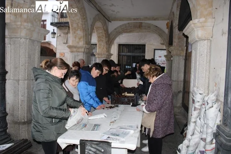 Foto 4 - Tradicional reparto de casta&ntilde;as y chocolate&nbsp;de Manos Unidas