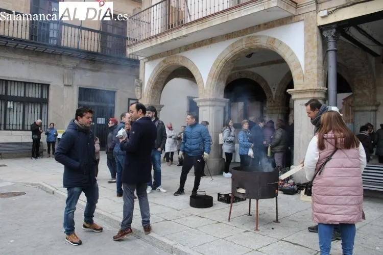 Foto 3 - Tradicional reparto de casta&ntilde;as y chocolate&nbsp;de Manos Unidas