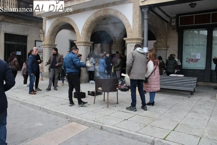 Foto 2 - Tradicional reparto de casta&ntilde;as y chocolate&nbsp;de Manos Unidas