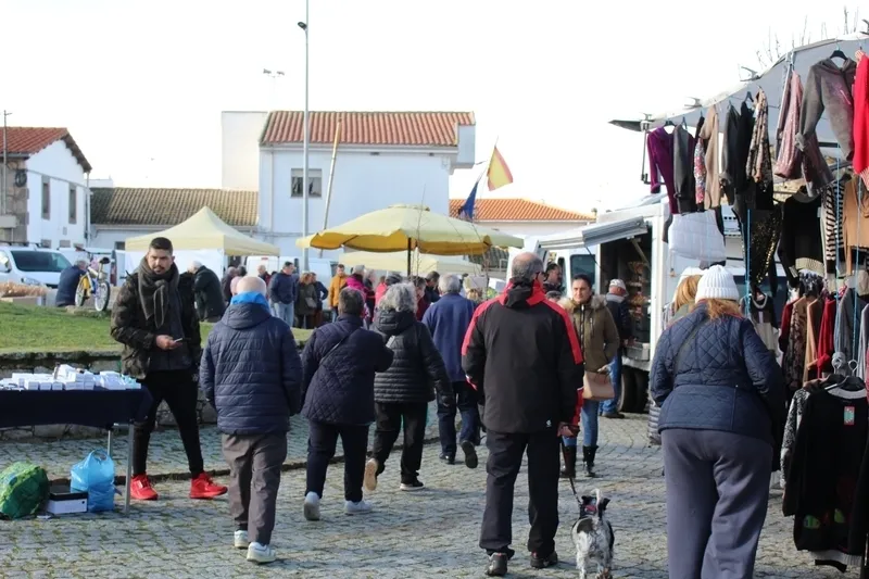 El Mercadillo de Trabanca cumple 19 años con una excelente salud / SILVESTRE 