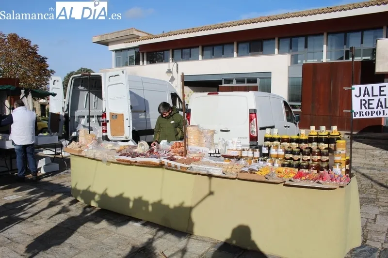El Mercadillo de Trabanca cumple 19 años con una excelente salud / SILVESTRE 