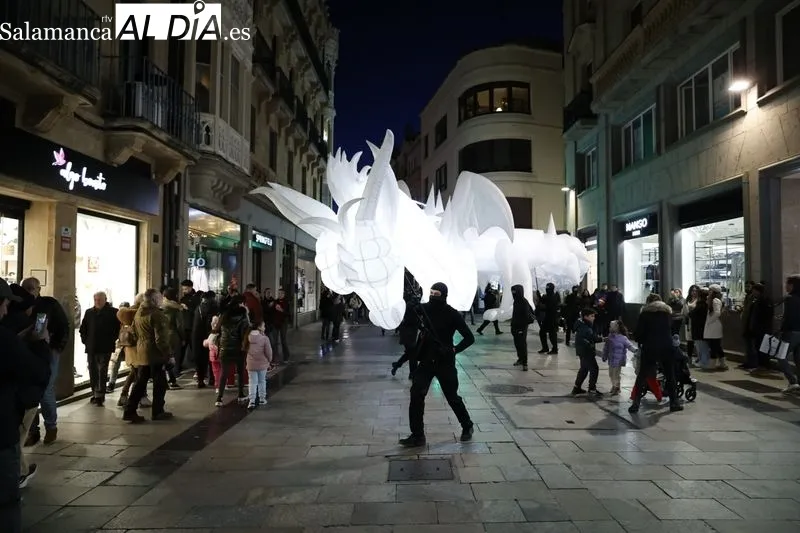 Pasacalles Drakarys de la Compañía Planetarium. Fotos: David Sañudo.