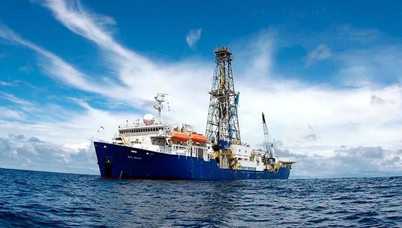 Buque oceanográfico Joides Resolution, con su torre de perforación de más de 50 m de altura