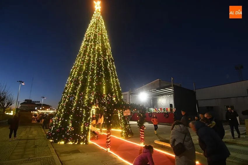 Foto 3 - Un gran pino iluminado une Espa&ntilde;a y Portugal en el I Mercado navide&ntilde;o