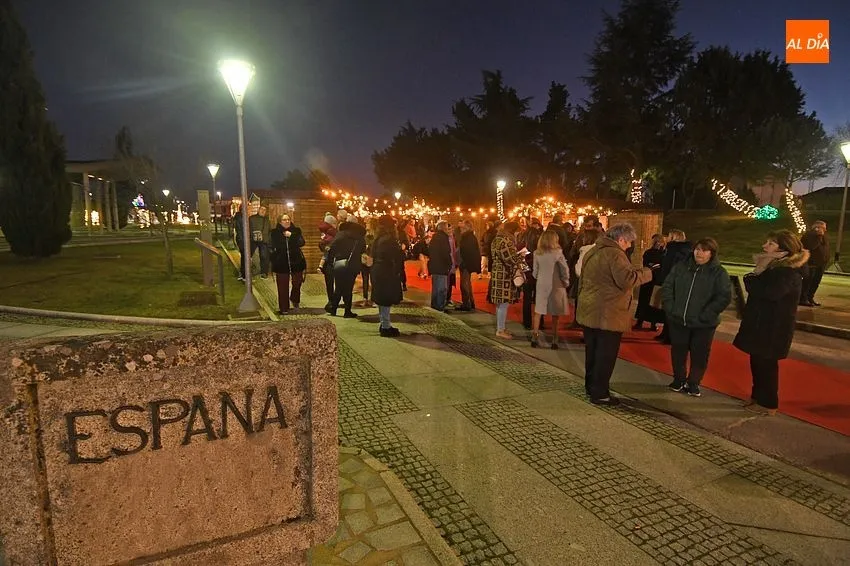 Foto 11 - Un gran pino iluminado une Espa&ntilde;a y Portugal en el I Mercado navide&ntilde;o
