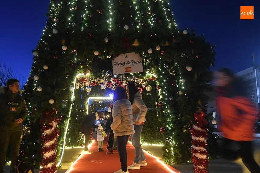 Foto 6 - Un gran pino iluminado une Espa&ntilde;a y Portugal en el I Mercado navide&ntilde;o