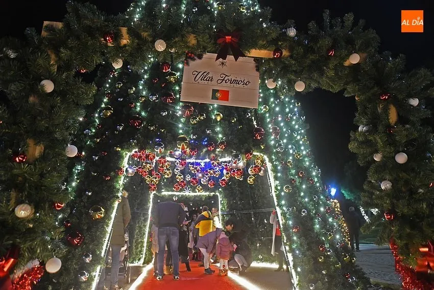 Foto 2 - Un gran pino iluminado une Espa&ntilde;a y Portugal en el I Mercado navide&ntilde;o