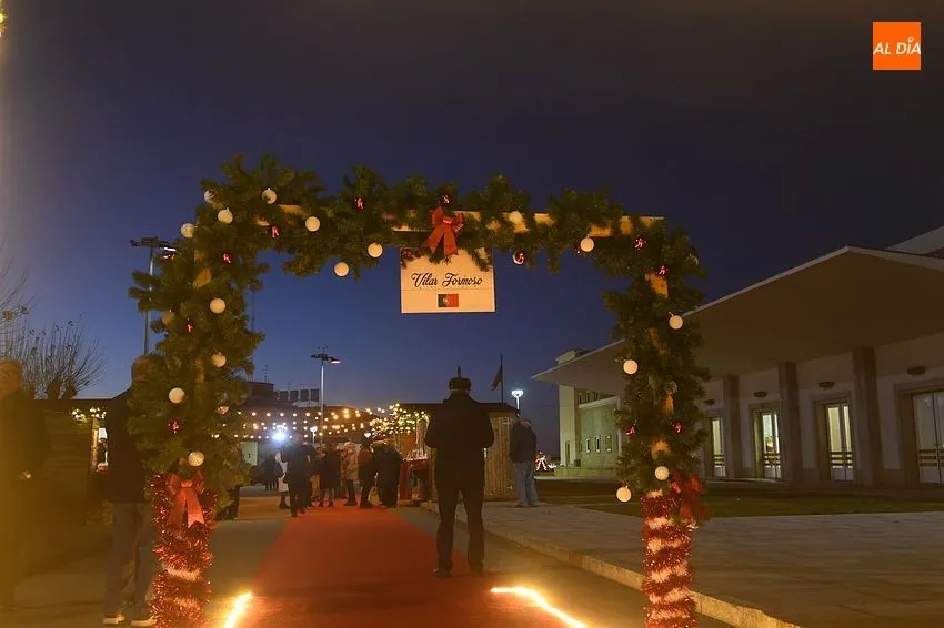 Foto 7 - Un gran pino iluminado une Espa&ntilde;a y Portugal en el I Mercado navide&ntilde;o