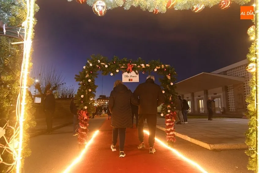 Foto 8 - Un gran pino iluminado une Espa&ntilde;a y Portugal en el I Mercado navide&ntilde;o