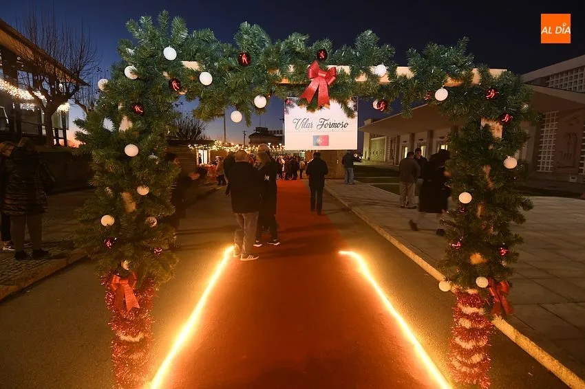 Foto 9 - Un gran pino iluminado une Espa&ntilde;a y Portugal en el I Mercado navide&ntilde;o