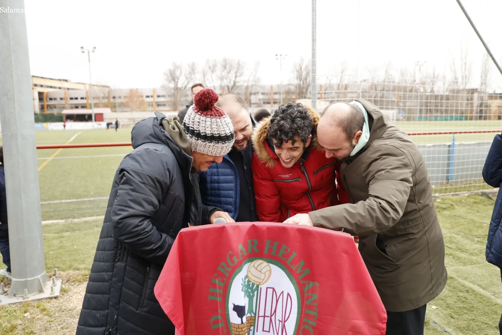 Descubrimiento de la placa homenaje a Juan Antonio Hernández, fundador del Club Deportivo Hérgar Helmántica. Fotos: David Sañudo.