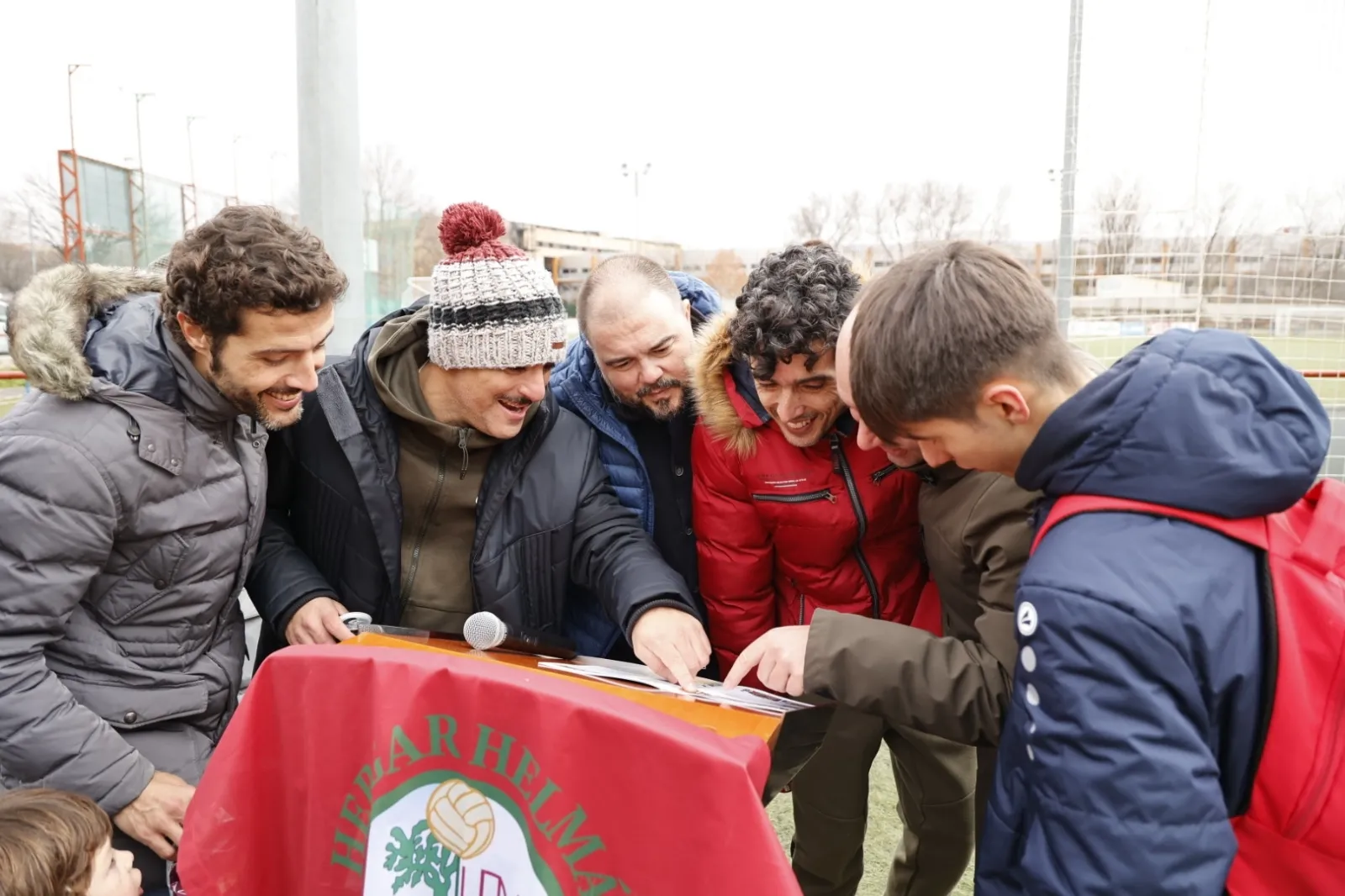 Descubrimiento de la placa homenaje a Juan Antonio Hernández, fundador del Club Deportivo Hérgar Helmántica. Fotos: David Sañudo.
