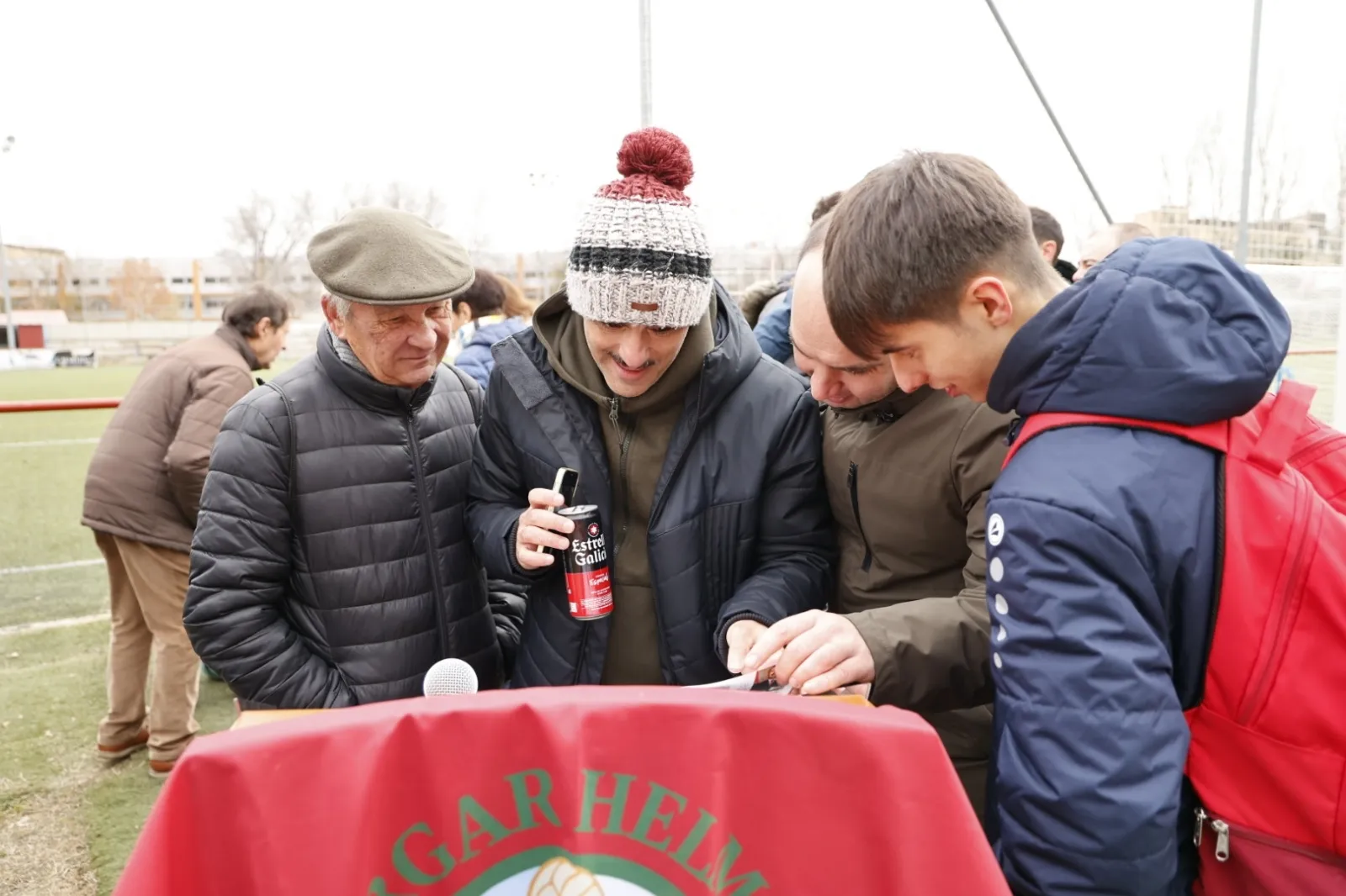 Descubrimiento de la placa homenaje a Juan Antonio Hernández, fundador del Club Deportivo Hérgar Helmántica. Fotos: David Sañudo.