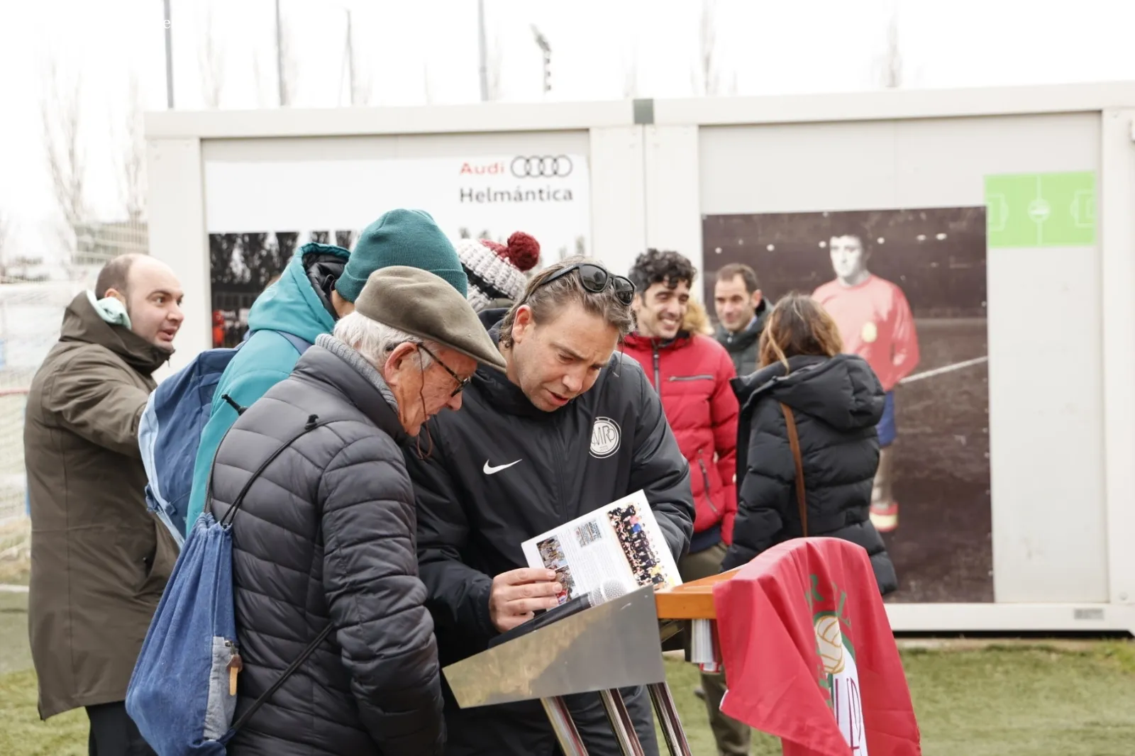 Descubrimiento de la placa homenaje a Juan Antonio Hernández, fundador del Club Deportivo Hérgar Helmántica. Fotos: David Sañudo.