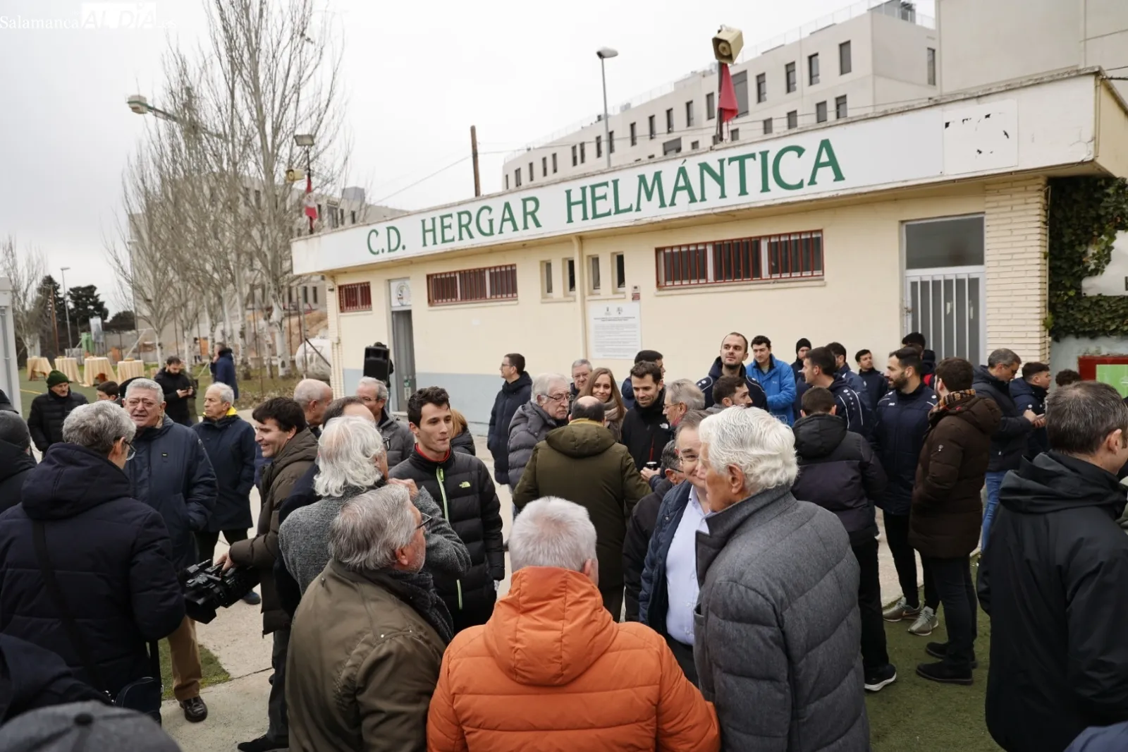 Descubrimiento de la placa homenaje a Juan Antonio Hernández, fundador del Club Deportivo Hérgar Helmántica. Fotos: David Sañudo.