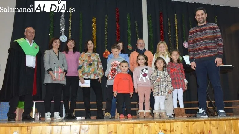 Foto 2 - El Coro Popular de Lumbrales estrena villancicos en su Concierto de Navidad