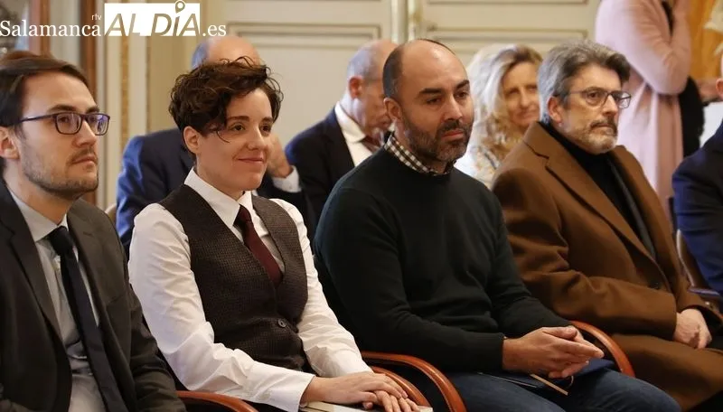 Los escritores salmantinos Beatriz García Sánchez y Víctor Herrero de Miguel en el acto de entrega de los Premios Ciudad de Salamanca de Novela y Poesía 2023. Foto de David Sañudo