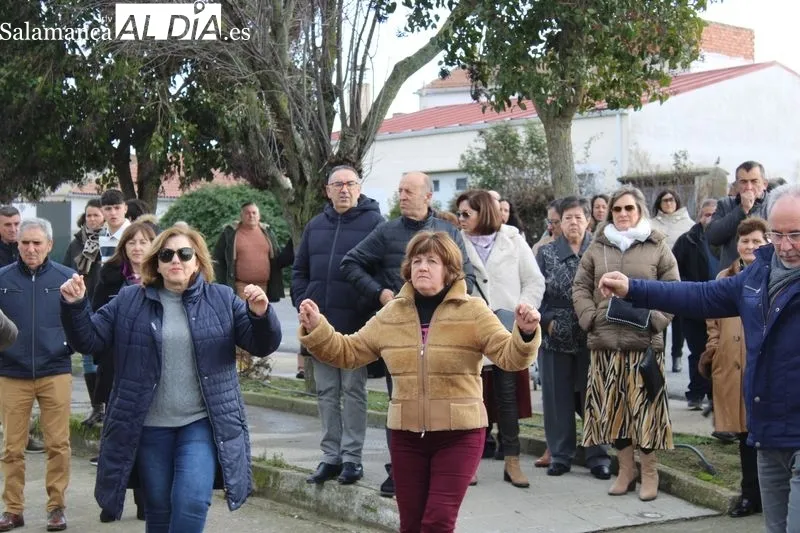 Foto 10 - La devoci&oacute;n a San Silvestre se hace patente en la procesi&oacute;n de Navales