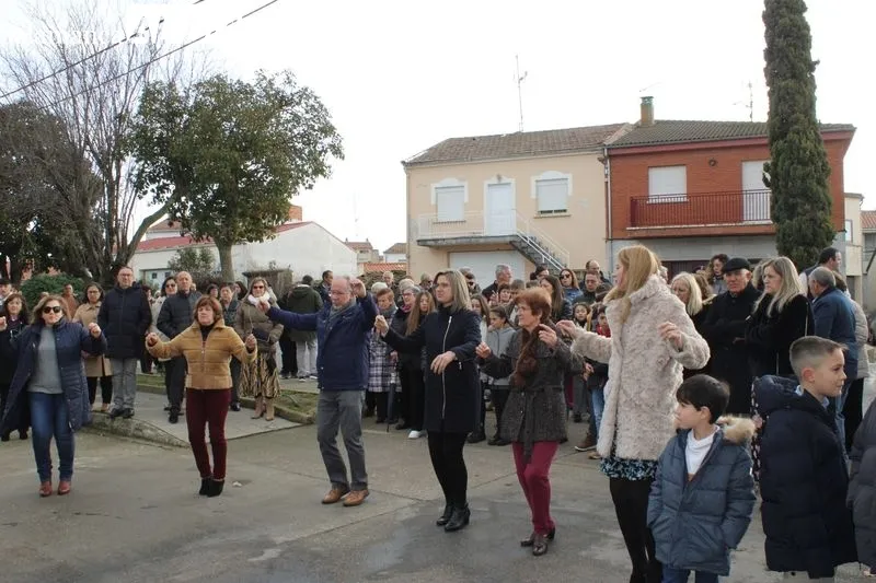 Foto 8 - La devoci&oacute;n a San Silvestre se hace patente en la procesi&oacute;n de Navales