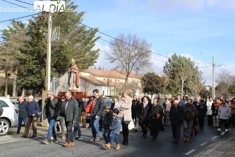 Foto 4 - La devoci&oacute;n a San Silvestre se hace patente en la procesi&oacute;n de Navales