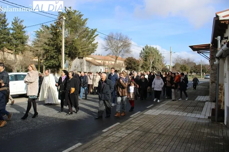 Foto 3 - La devoci&oacute;n a San Silvestre se hace patente en la procesi&oacute;n de Navales
