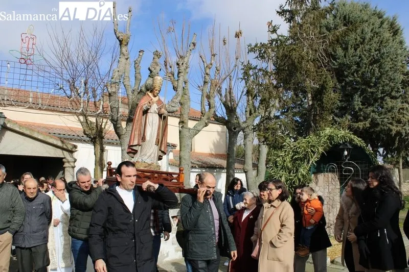 Foto 2 - La devoci&oacute;n a San Silvestre se hace patente en la procesi&oacute;n de Navales