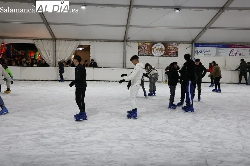 Salmantinos disfrutando de la pista de hielo. Fotos: David Sañudo.