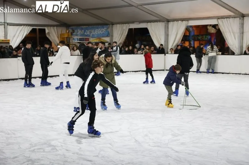 Salmantinos disfrutando de la pista de hielo. Fotos: David Sañudo.