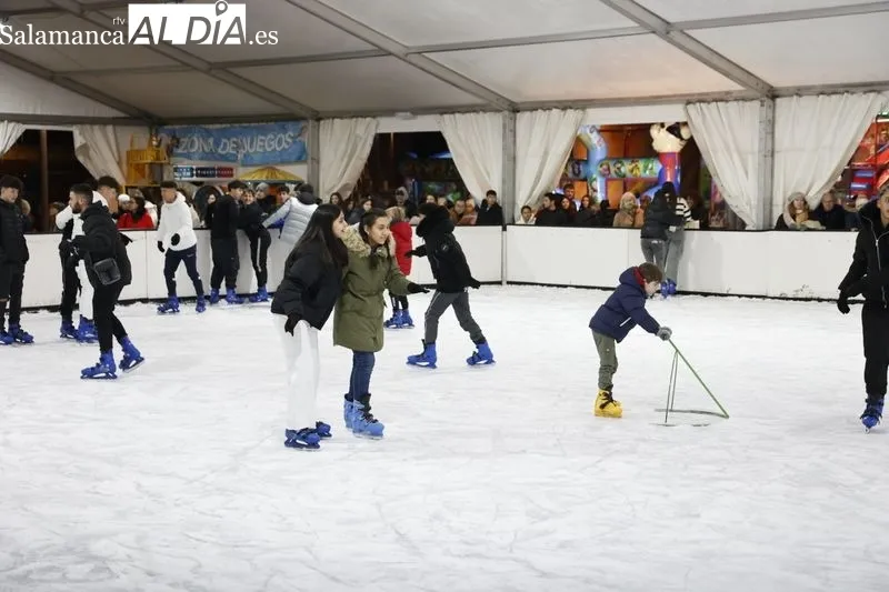 Salmantinos disfrutando de la pista de hielo. Fotos: David Sañudo.