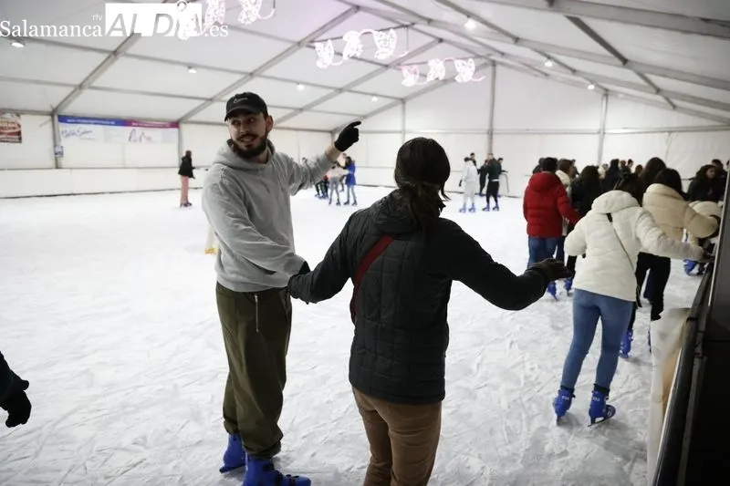 Salmantinos disfrutando de la pista de hielo. Fotos: David Sañudo.