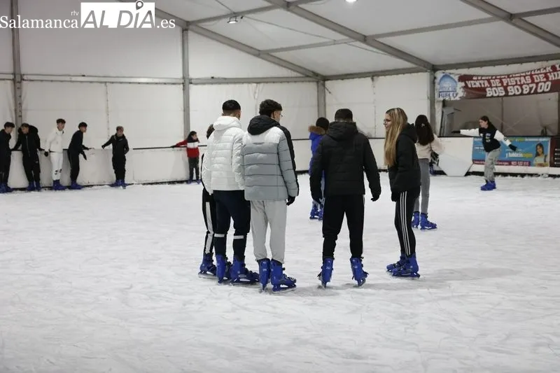 Salmantinos disfrutando de la pista de hielo. Fotos: David Sañudo.