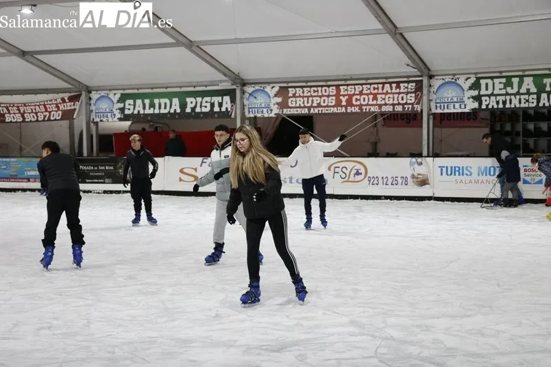 Salmantinos disfrutando de la pista de hielo. Fotos: David Sañudo.