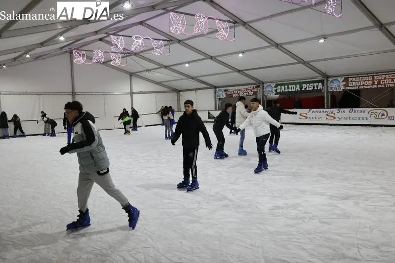Salmantinos disfrutando de la pista de hielo. Fotos: David Sañudo.