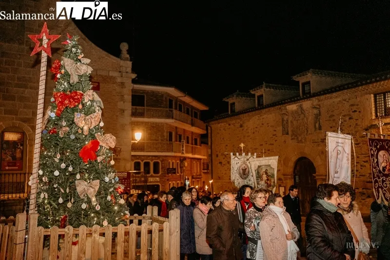Foto 3 - La procesi&oacute;n de Santa Luc&iacute;a recorre las calles de Alba bajo un intenso fr&iacute;o&nbsp;