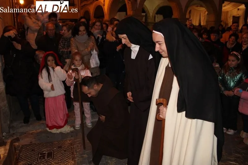 Foto 7 - El Bel&eacute;n Viviente finaliza con la aparici&oacute;n por sorpresa de Santa Teresa y San Juan de la Cruz