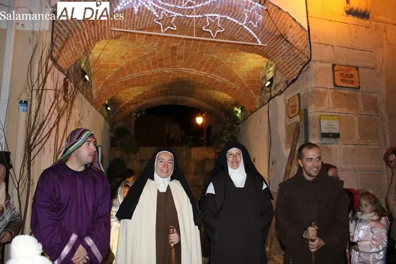 Foto 6 - El Bel&eacute;n Viviente finaliza con la aparici&oacute;n por sorpresa de Santa Teresa y San Juan de la Cruz