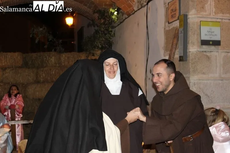 Foto 5 - El Bel&eacute;n Viviente finaliza con la aparici&oacute;n por sorpresa de Santa Teresa y San Juan de la Cruz