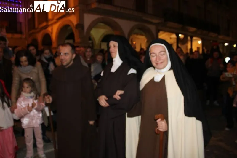 Foto 10 - El Bel&eacute;n Viviente finaliza con la aparici&oacute;n por sorpresa de Santa Teresa y San Juan de la Cruz