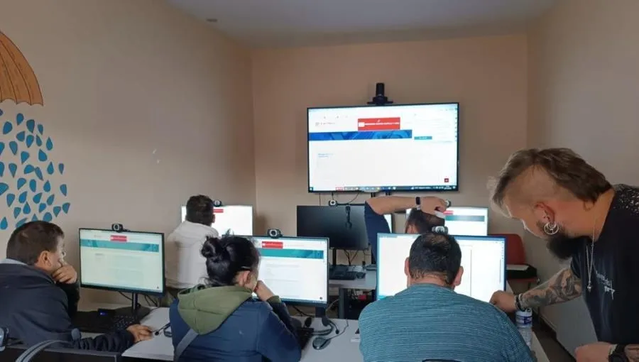 Foto 3 - 14 personas adquieren competencias digitales con C&aacute;ritas