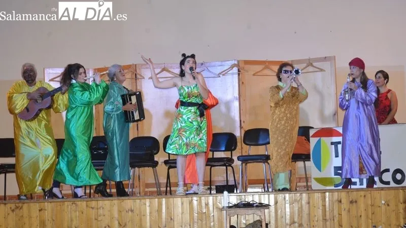 Una actuación musical abrió la representación teatral del grupo Tra-ca