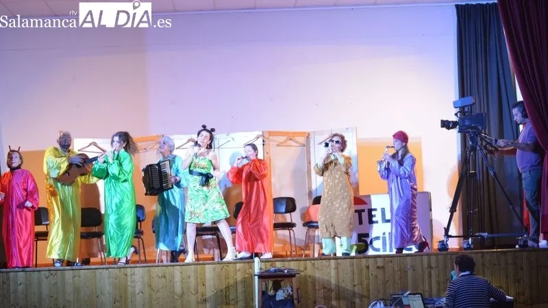 Una actuación musical abrió la representación teatral del grupo Tra-ca