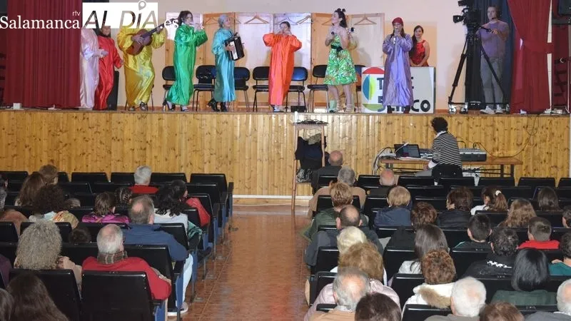 Una actuación musical abrió la representación teatral del grupo Tra-ca