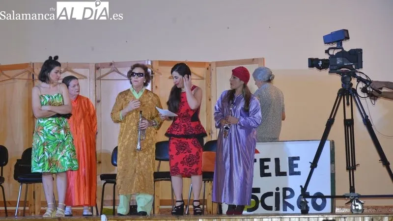 Una actuación musical abrió la representación teatral del grupo Tra-ca