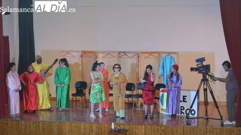 Una actuación musical abrió la representación teatral del grupo Tra-ca